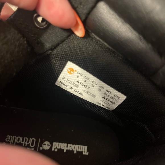 Women’s black timberlands, size 8, waterproof - Picture 4 of 4